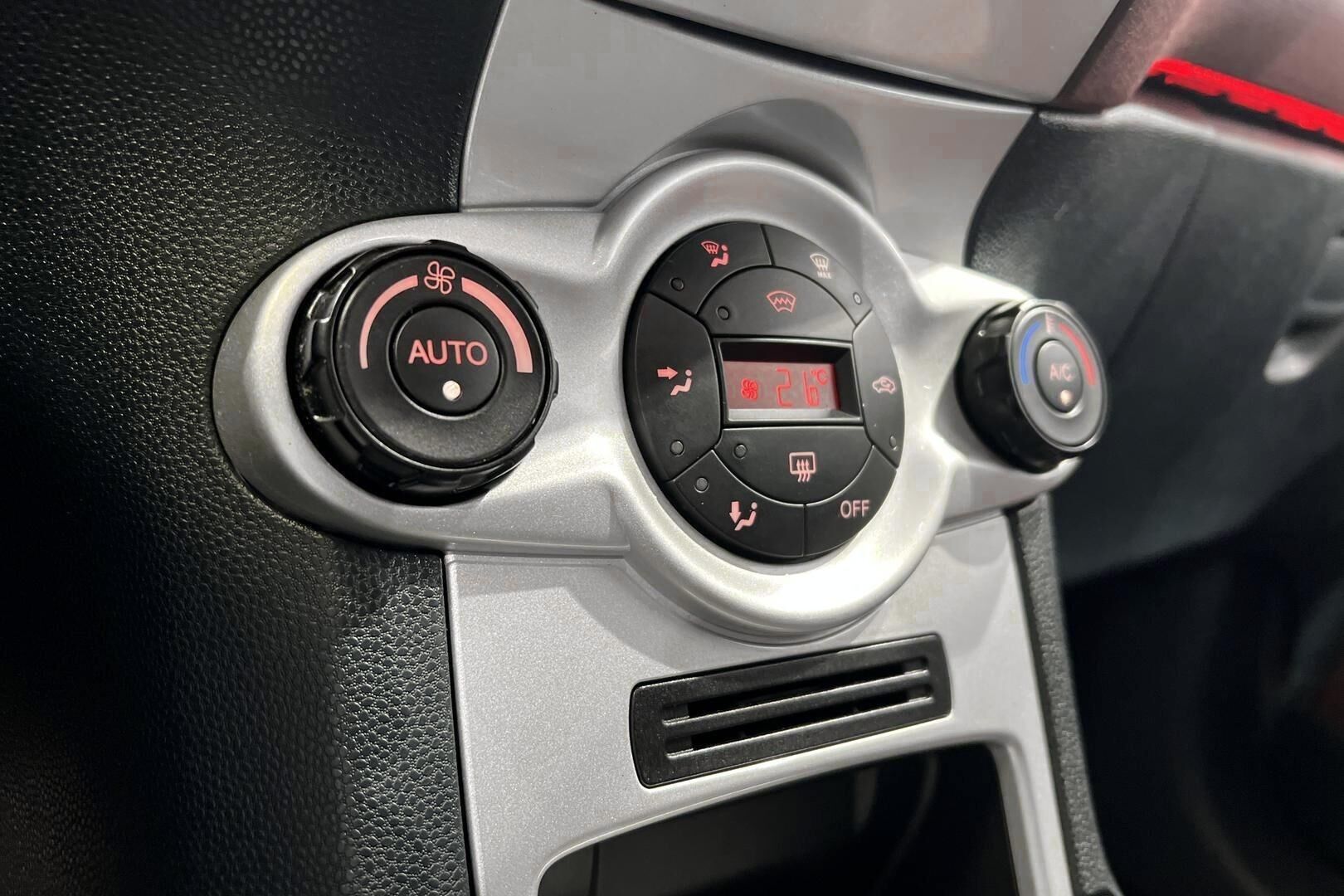 Ford Fiesta iso kuva 17