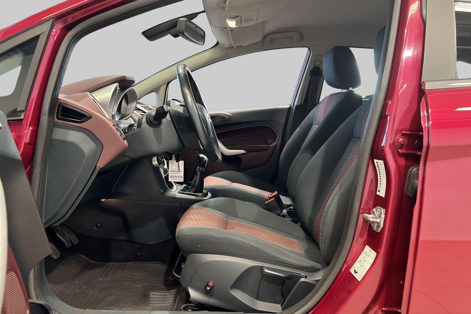 Ford Fiesta iso kuva 9