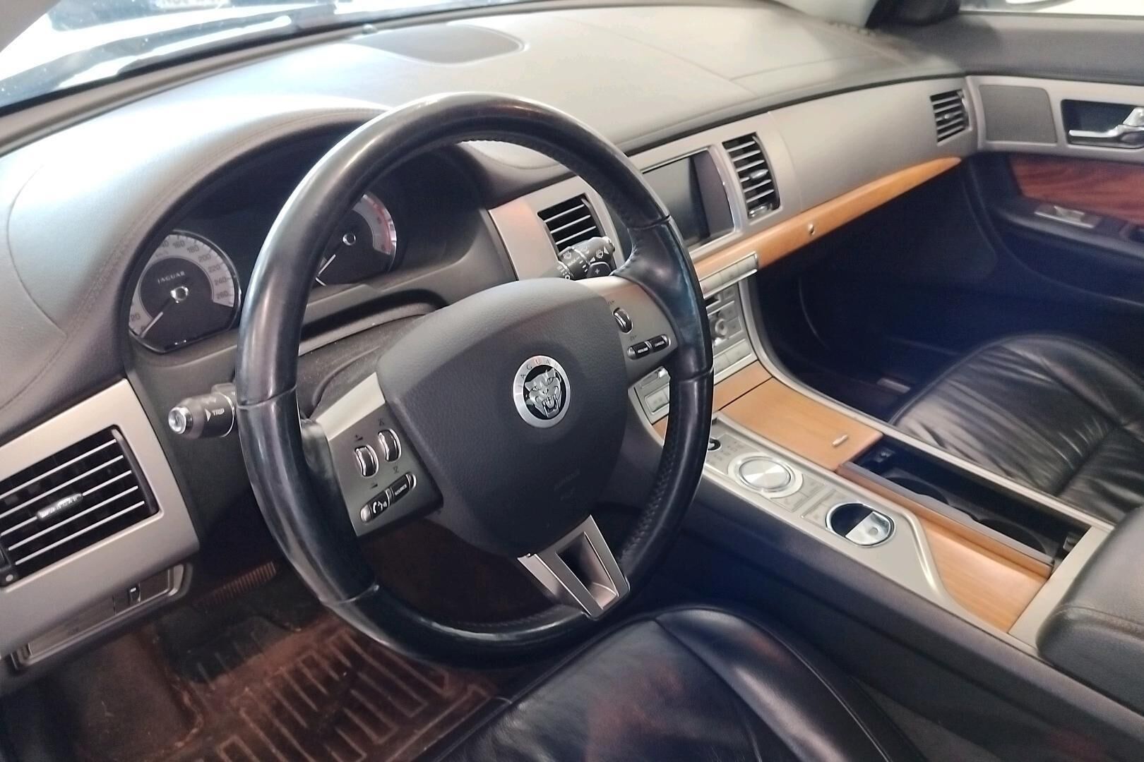 Jaguar XF iso kuva 2