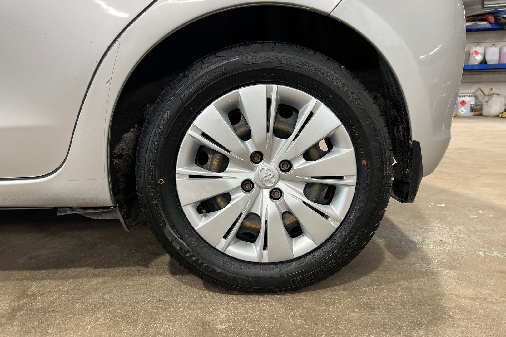 Toyota Yaris iso kuva 10