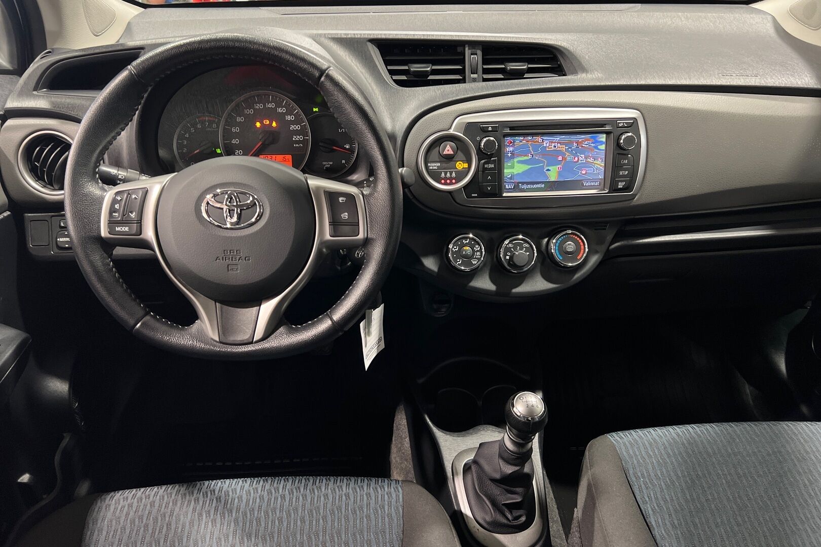 Toyota Yaris iso kuva 6