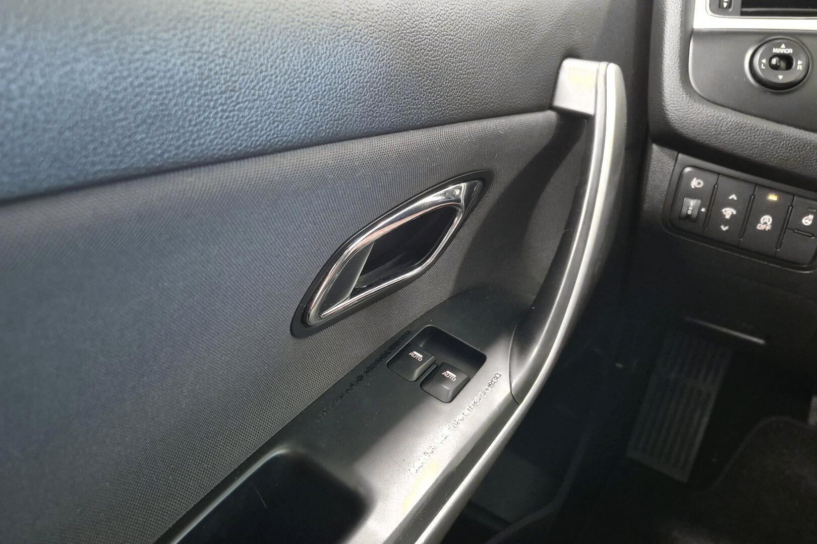 Kia cee'd iso kuva 9