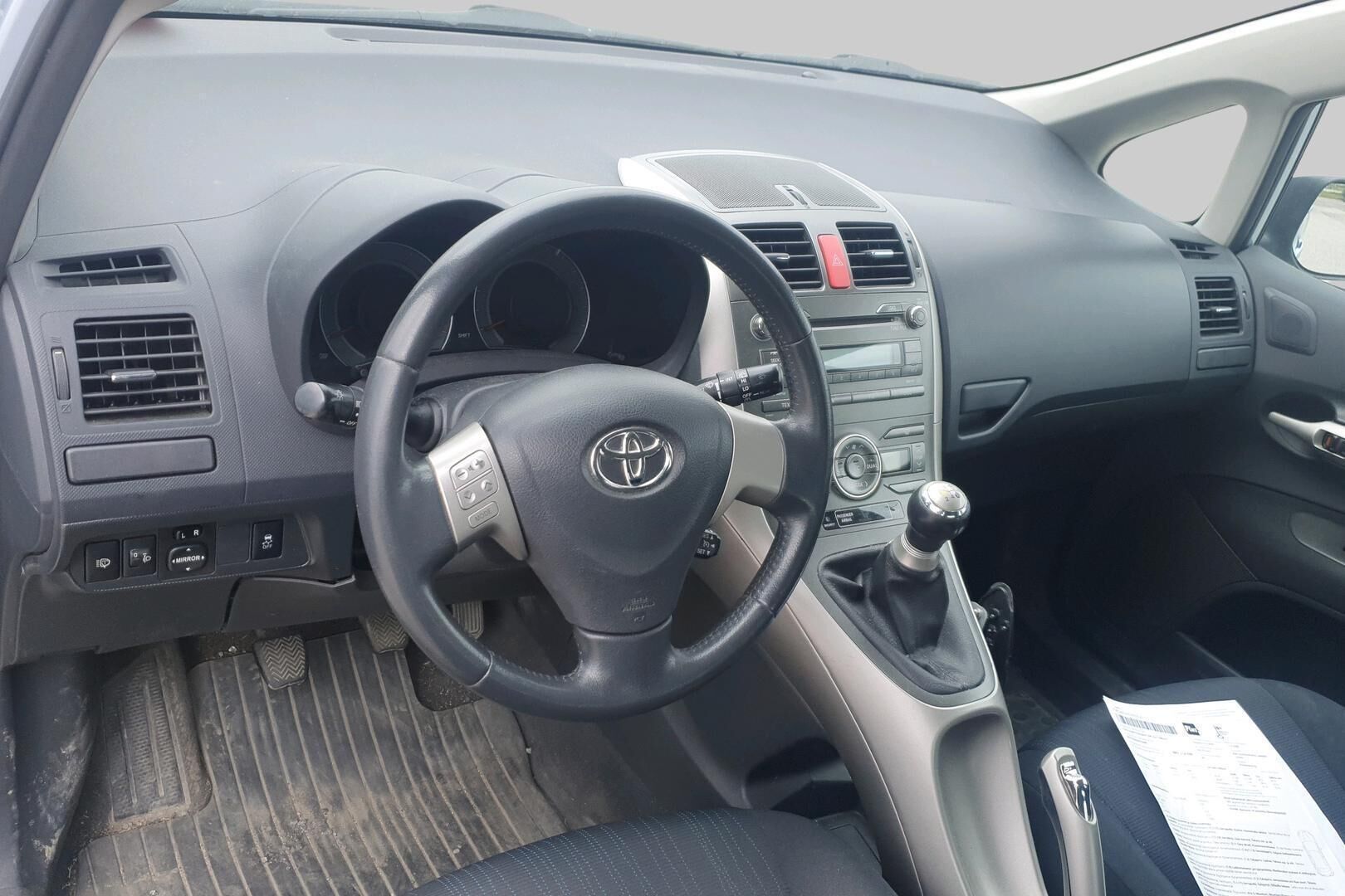 Toyota Auris iso kuva 9