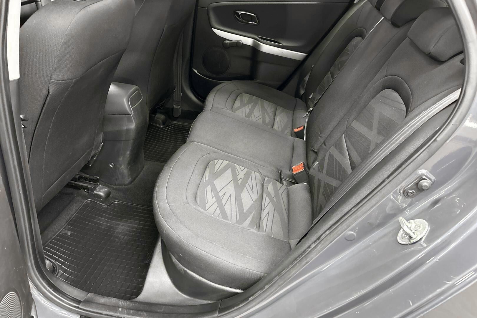 Kia cee'd iso kuva 9