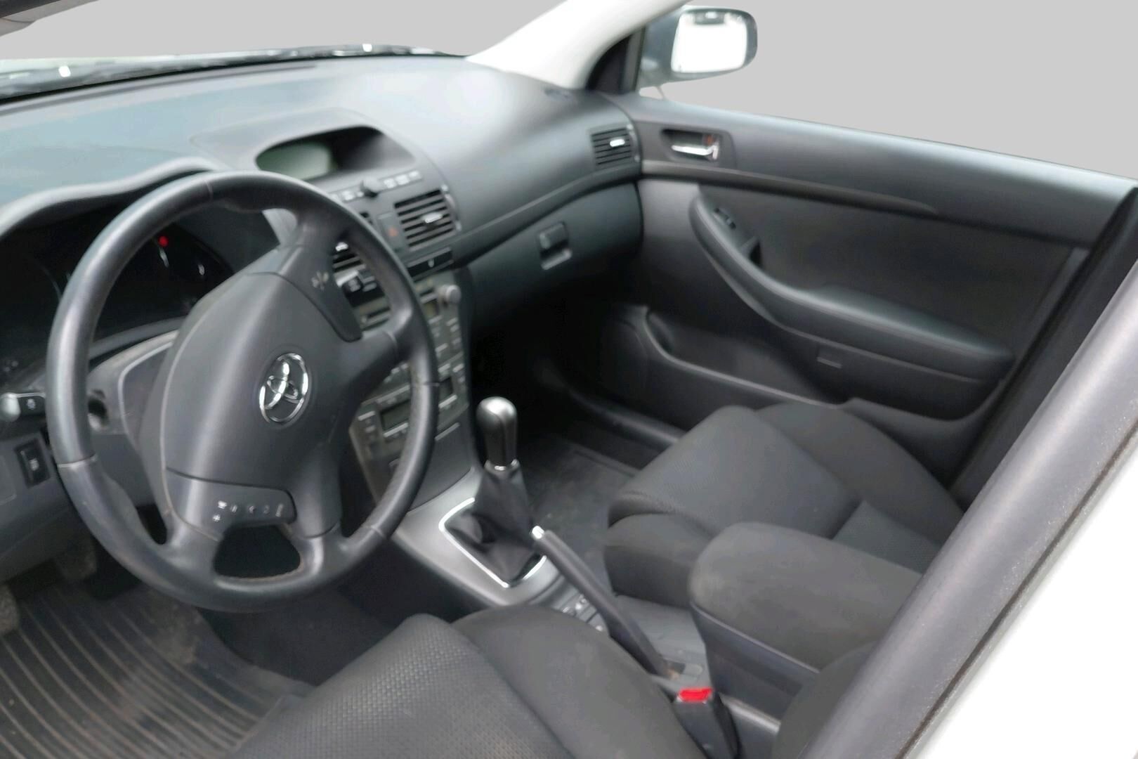 Toyota Avensis iso kuva 2