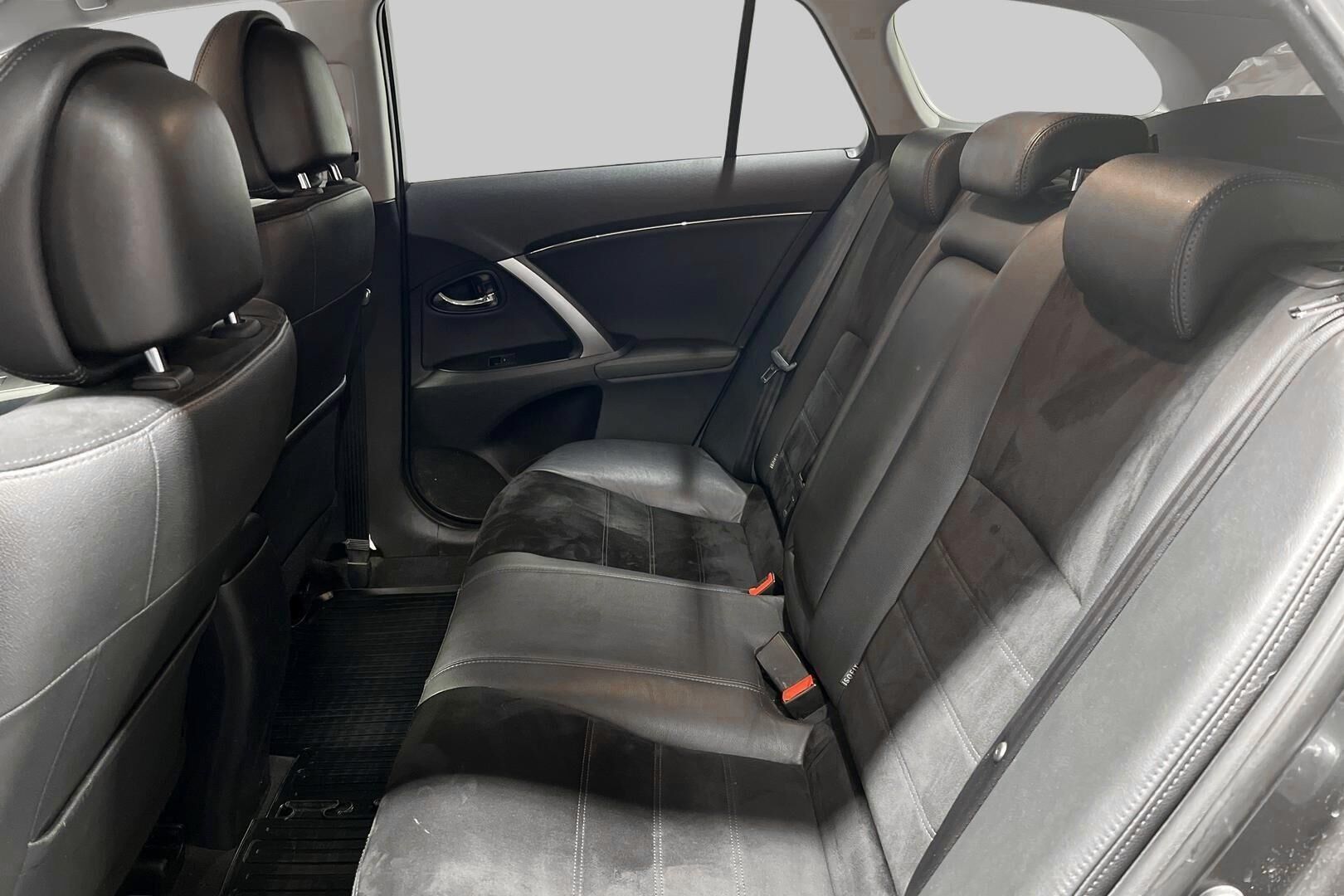 Toyota Avensis iso kuva 10