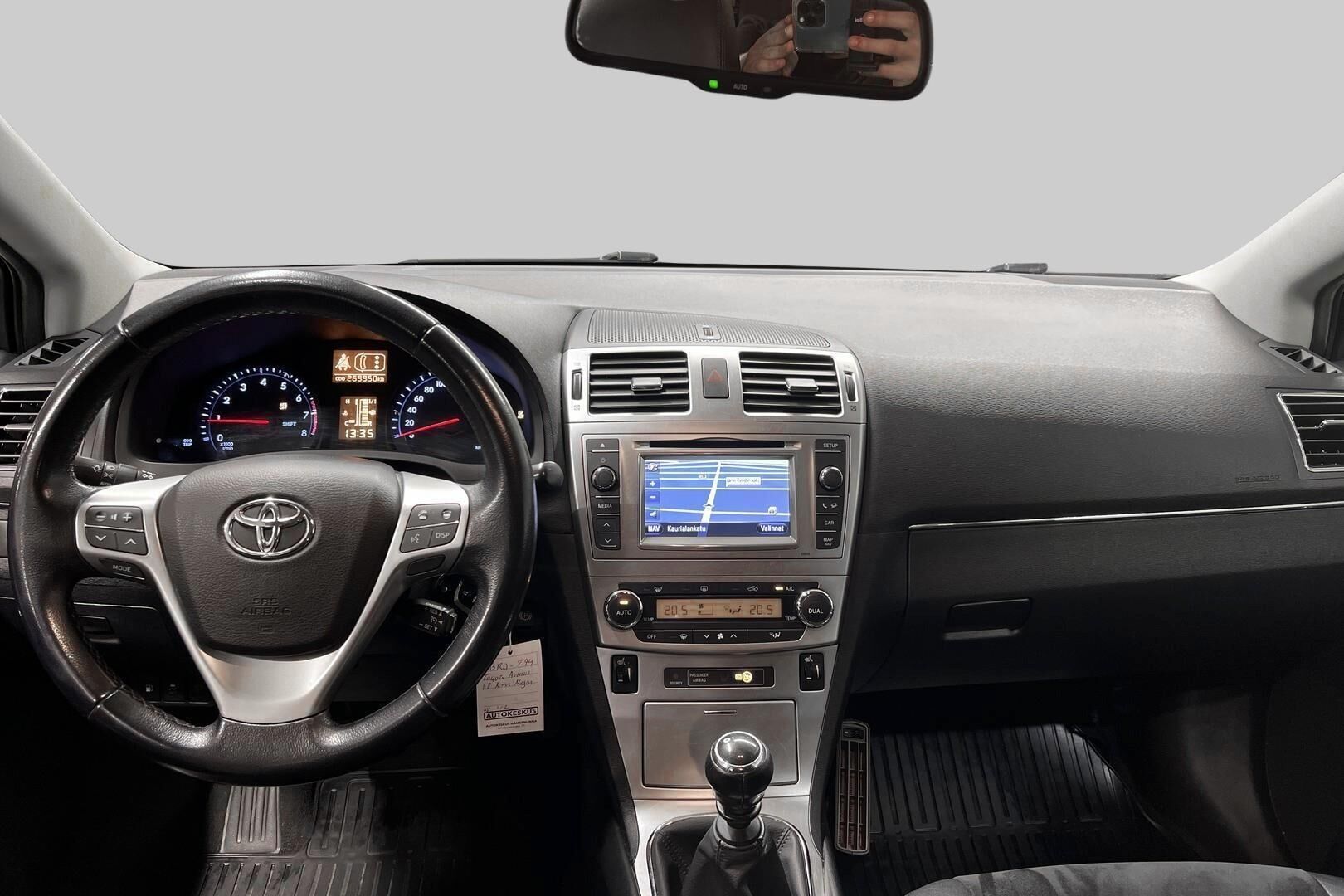 Toyota Avensis iso kuva 11