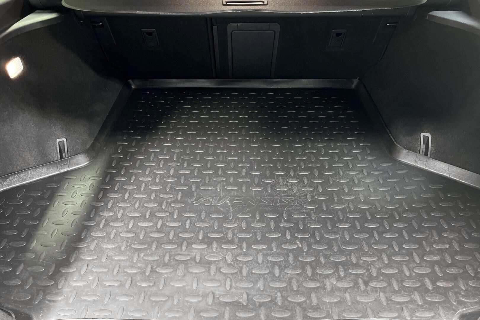 Toyota Avensis iso kuva 12