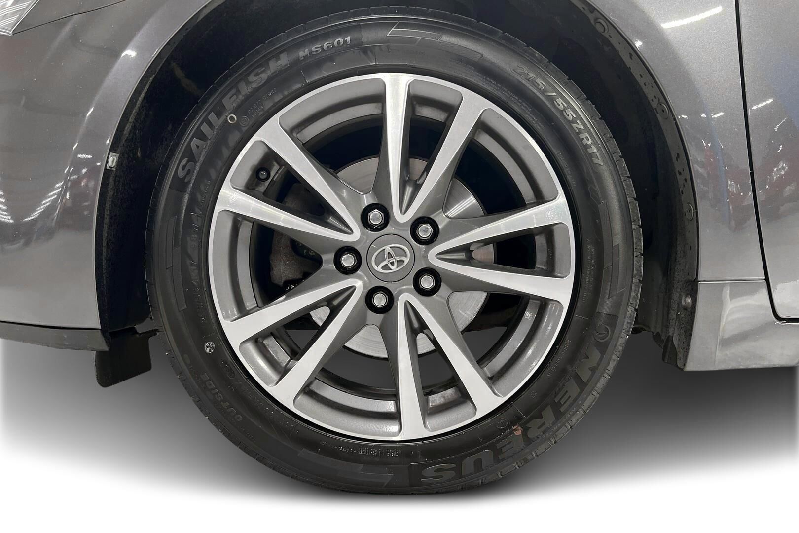 Toyota Avensis iso kuva 13