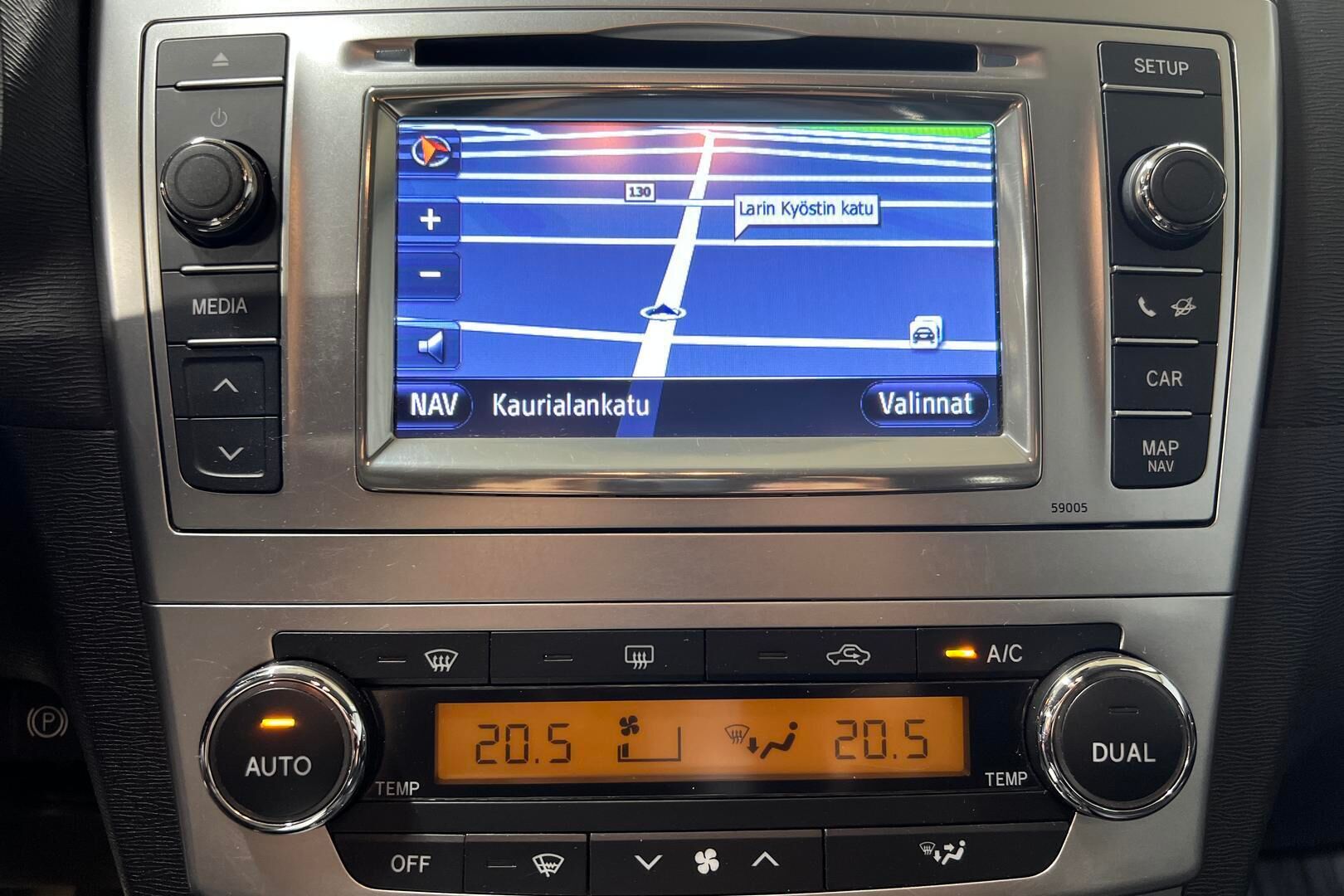 Toyota Avensis iso kuva 15