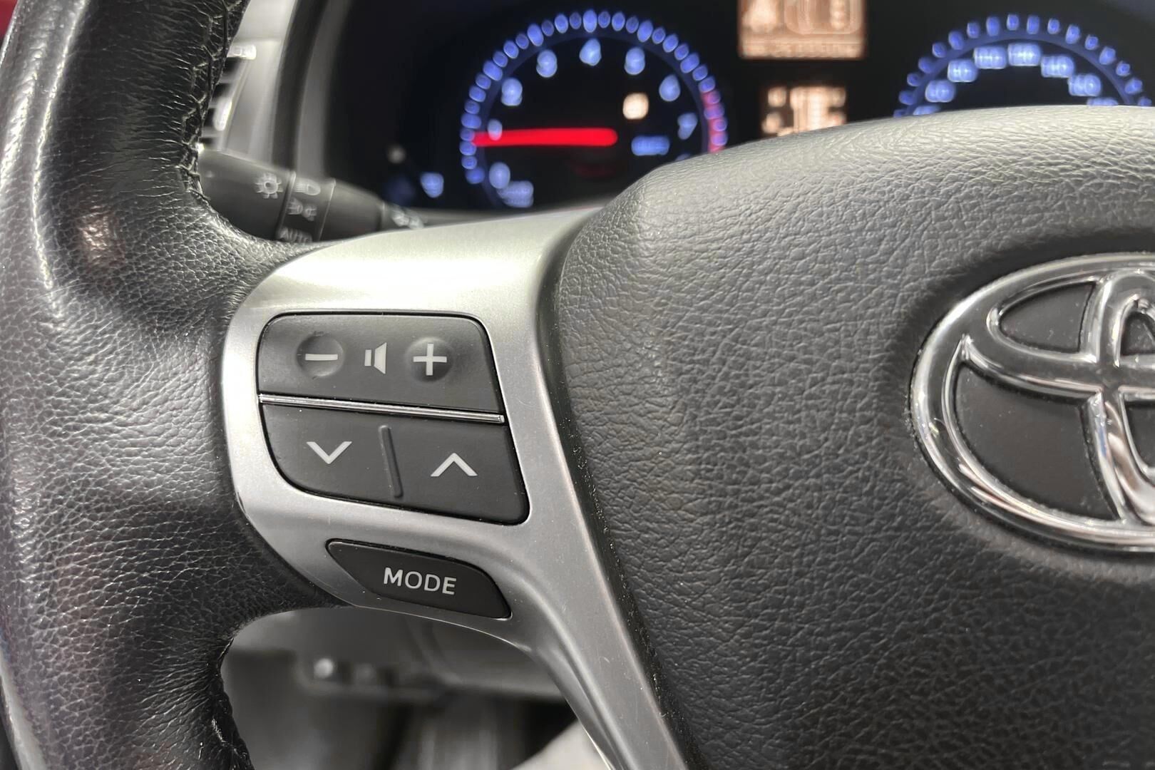 Toyota Avensis iso kuva 17