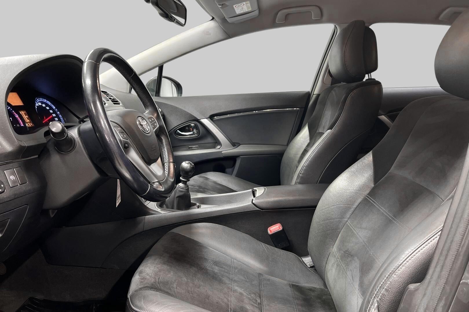 Toyota Avensis iso kuva 9