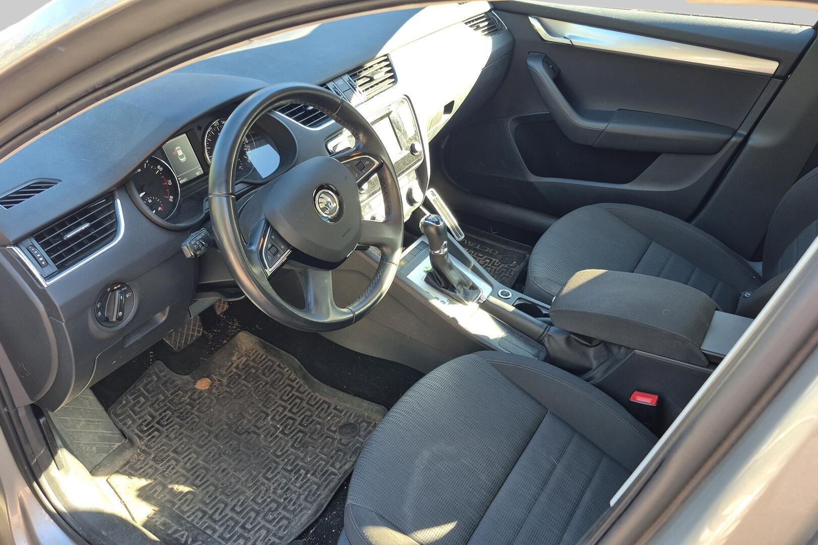 Skoda Octavia iso kuva 2