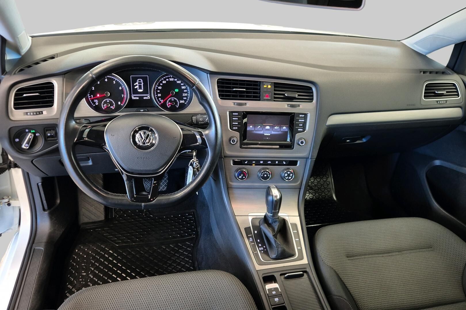 Volkswagen Golf iso kuva 2