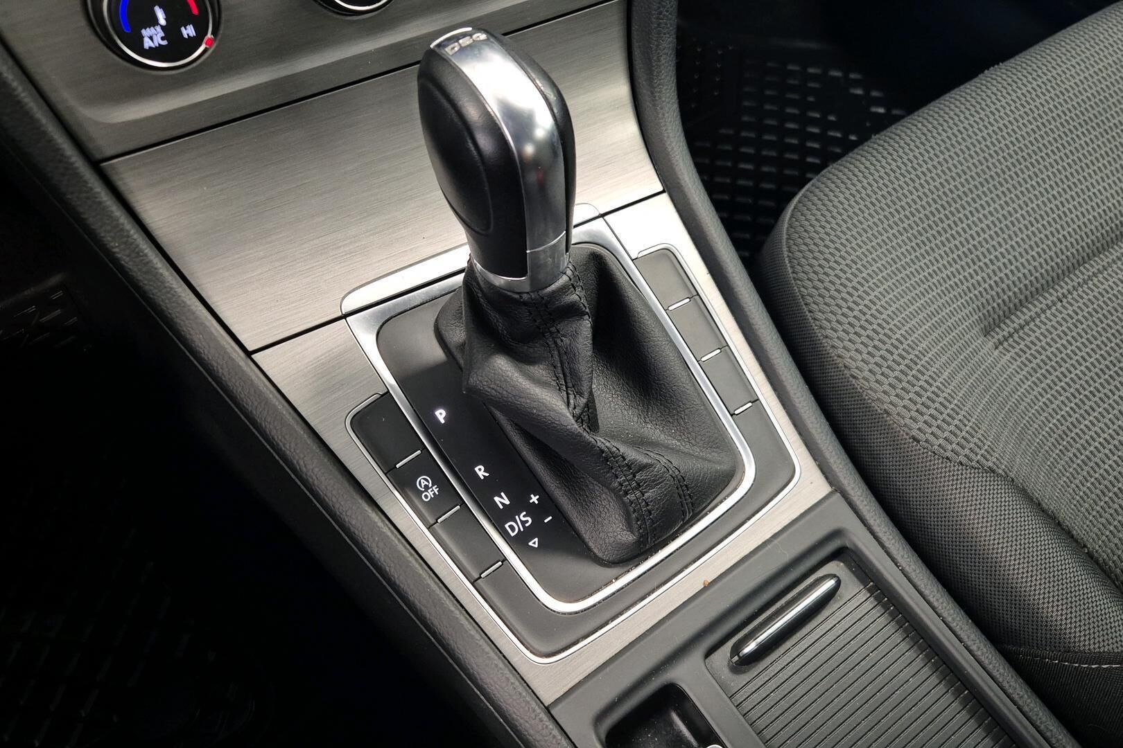 Volkswagen Golf iso kuva 6