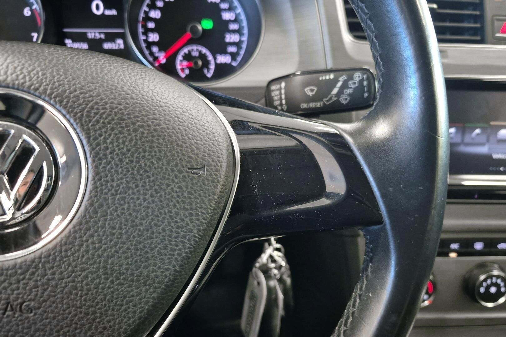Volkswagen Golf iso kuva 7