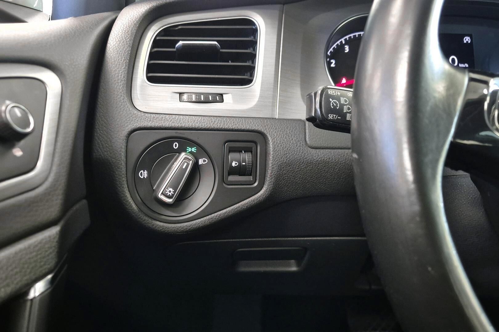 Volkswagen Golf iso kuva 25