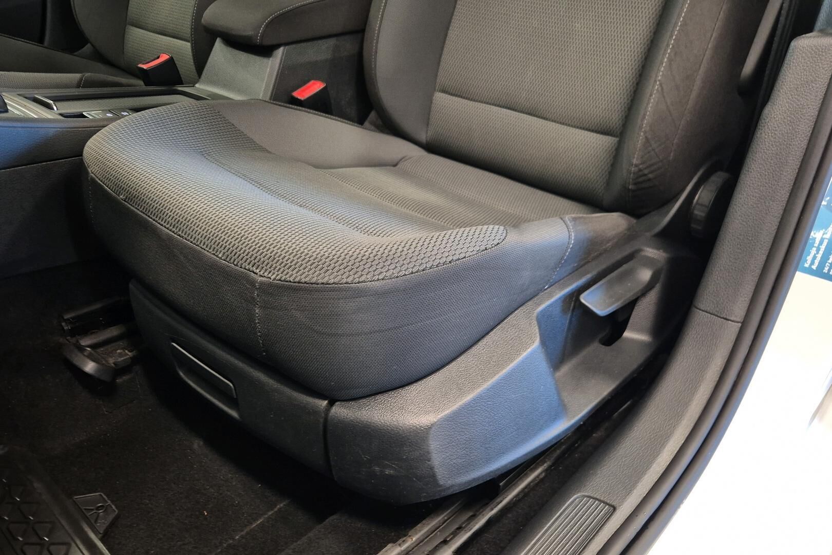 Volkswagen Golf iso kuva 10