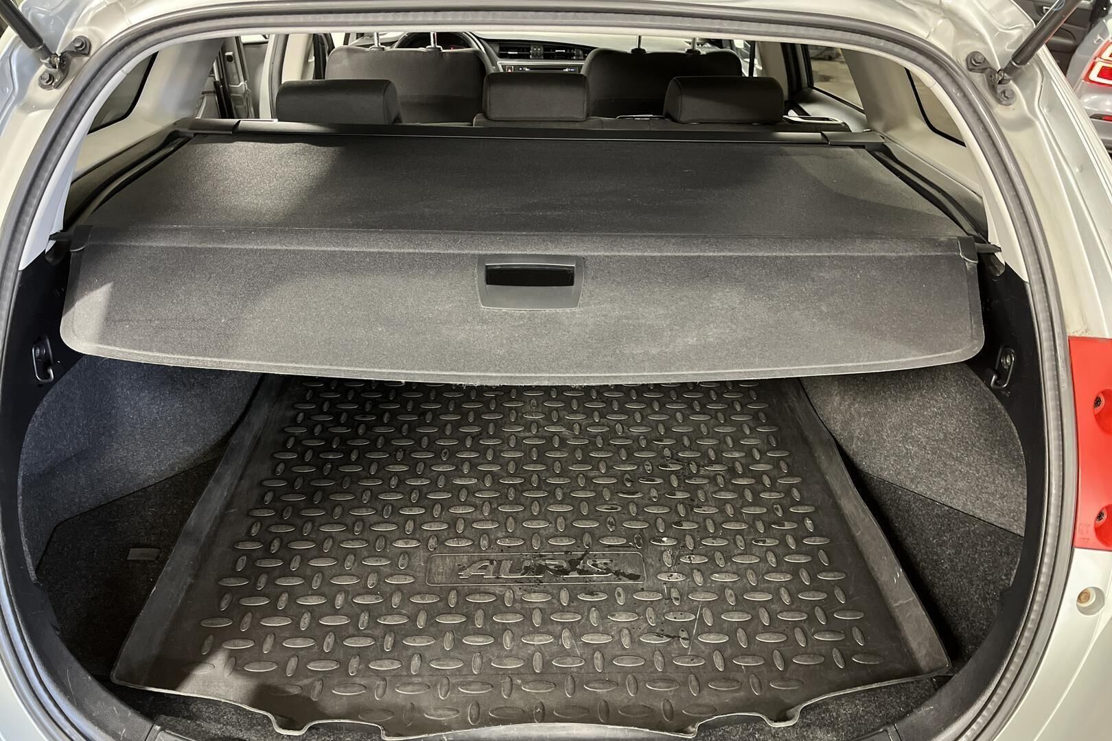 Toyota Auris iso kuva 12