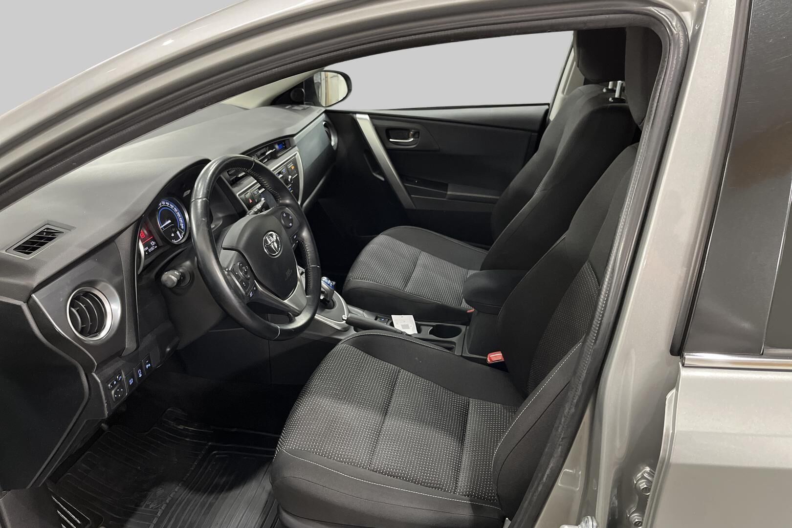 Toyota Auris iso kuva 9