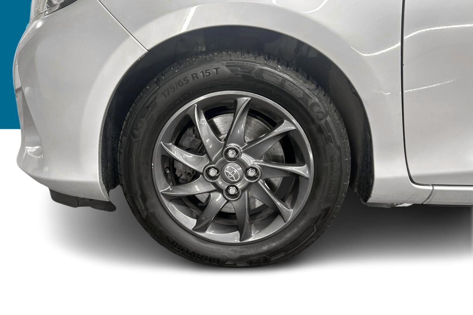 Toyota Yaris iso kuva 13