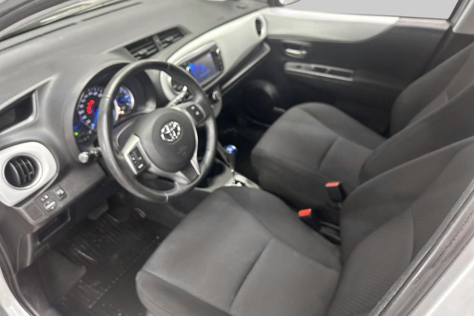 Toyota Yaris iso kuva 9