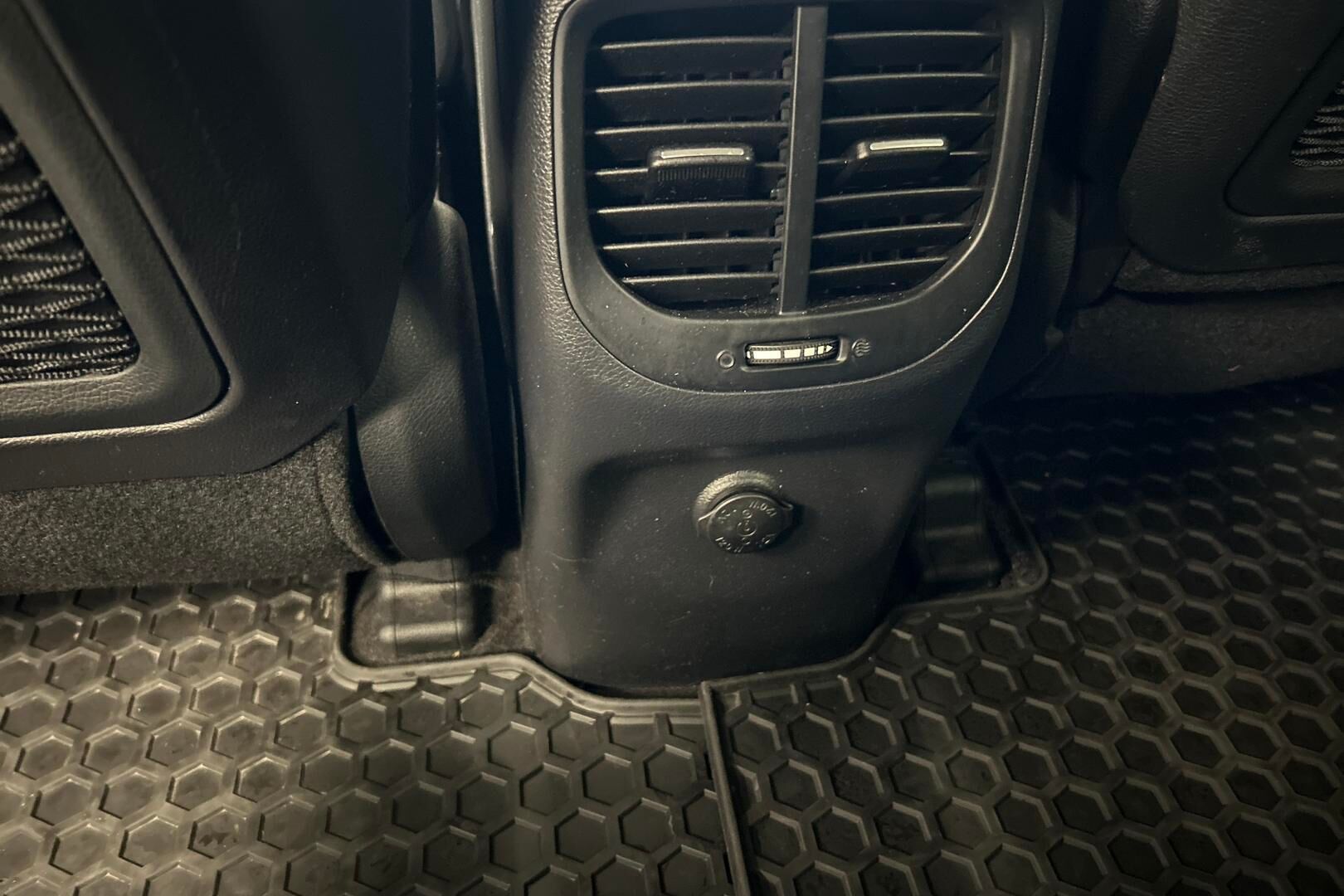 Kia Carens iso kuva 24