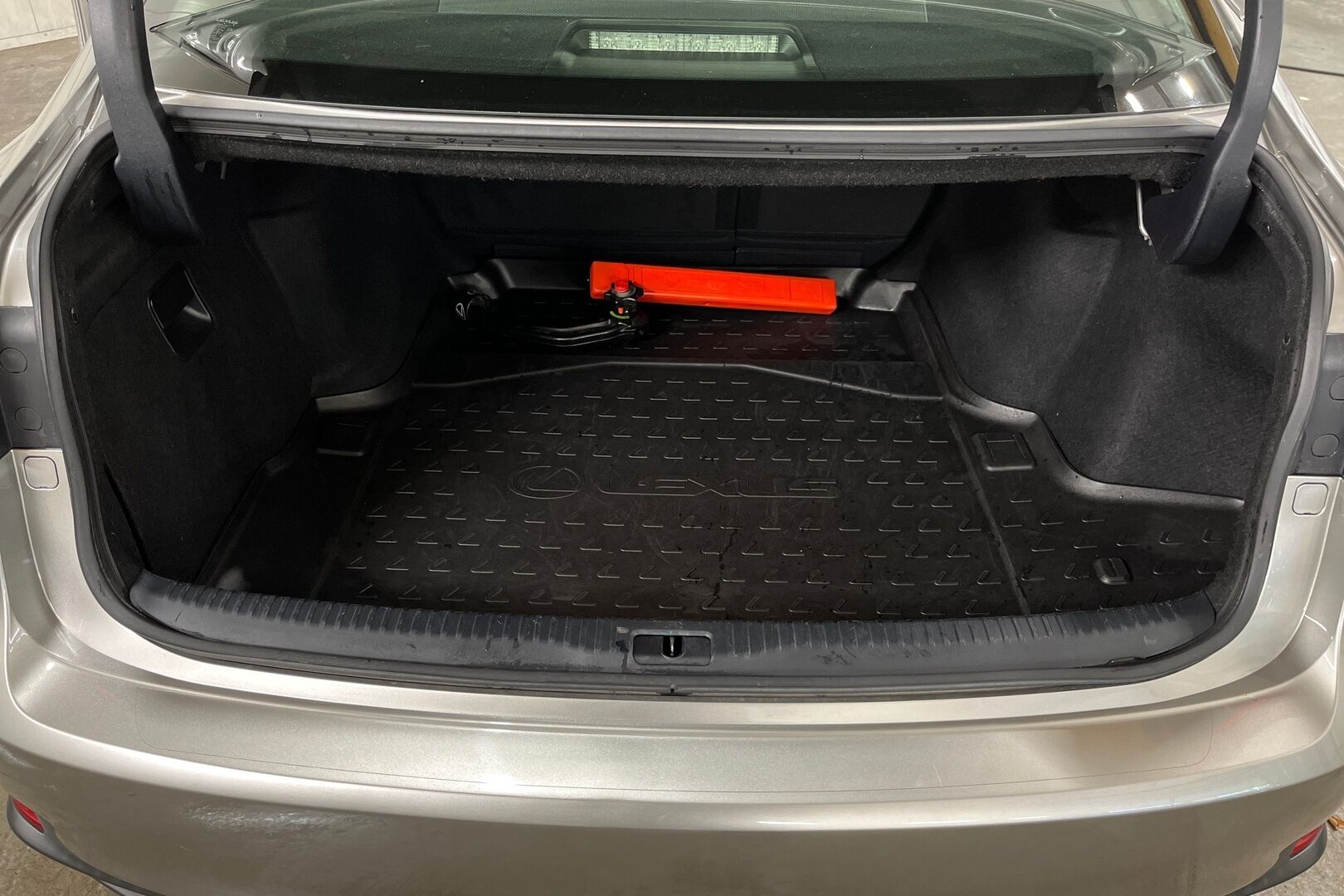 Lexus IS iso kuva 10