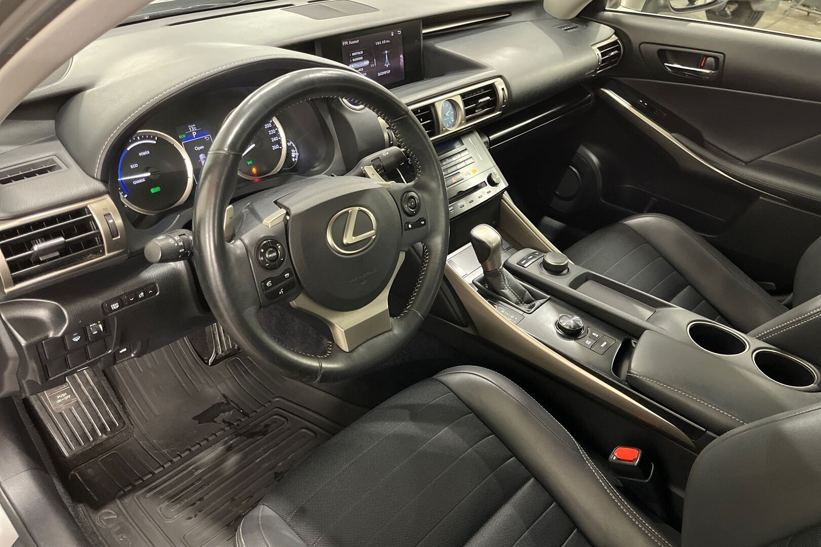 Lexus IS iso kuva 7