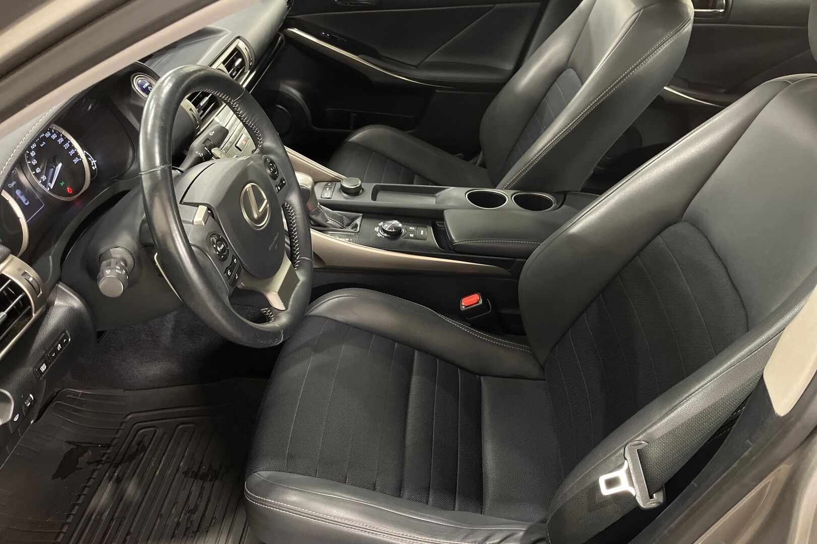Lexus IS iso kuva 8