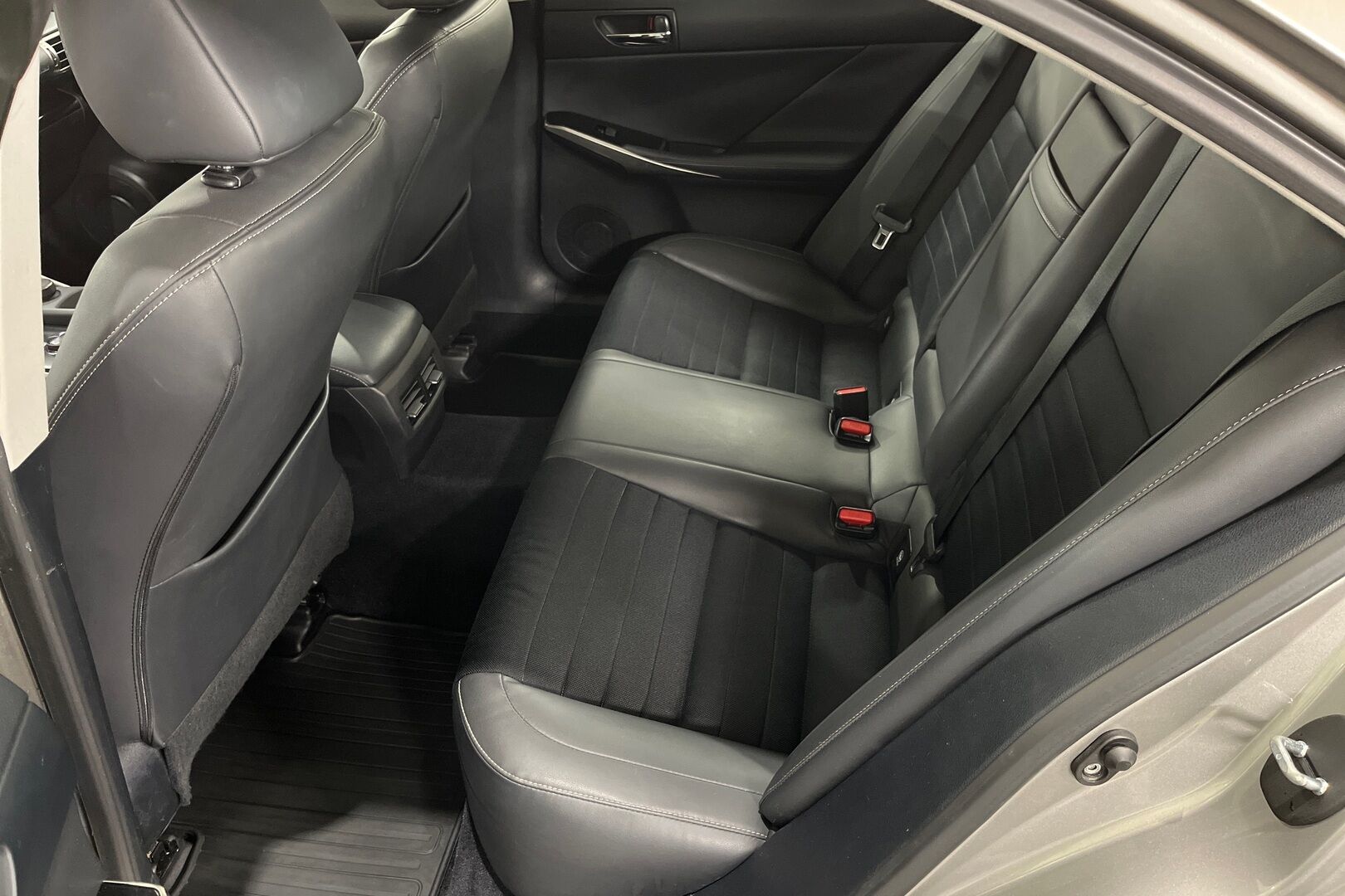 Lexus IS iso kuva 9