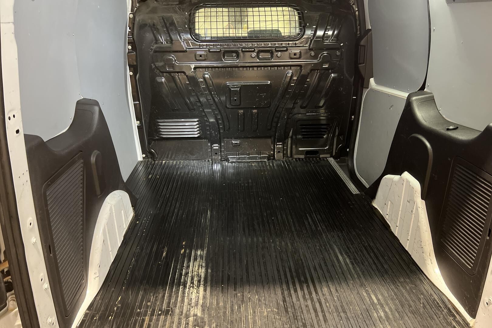 Ford Transit Connect iso kuva 12