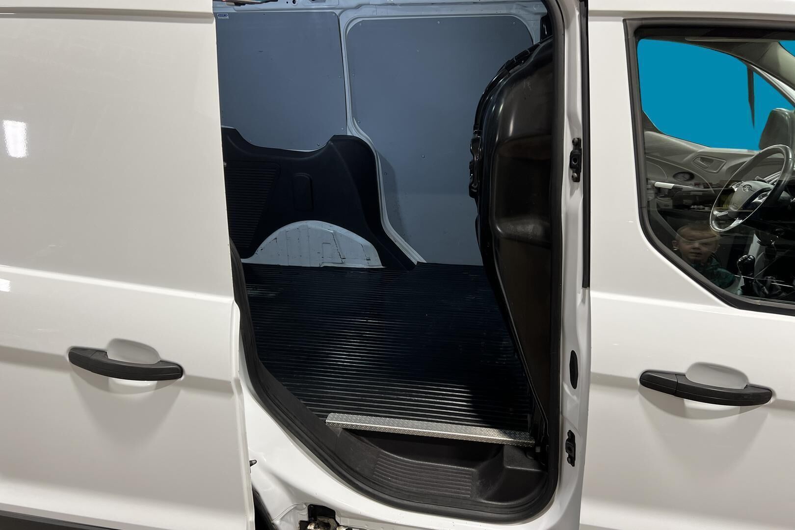 Ford Transit Connect iso kuva 15