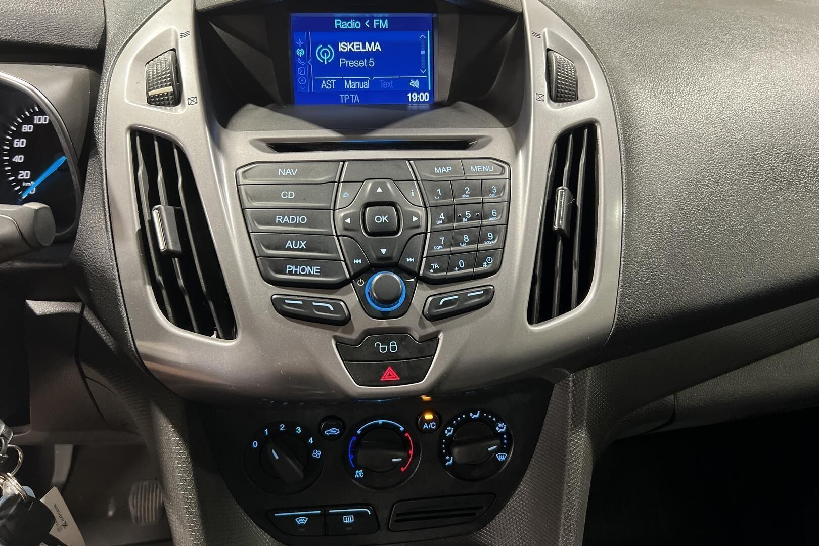 Ford Transit Connect iso kuva 18