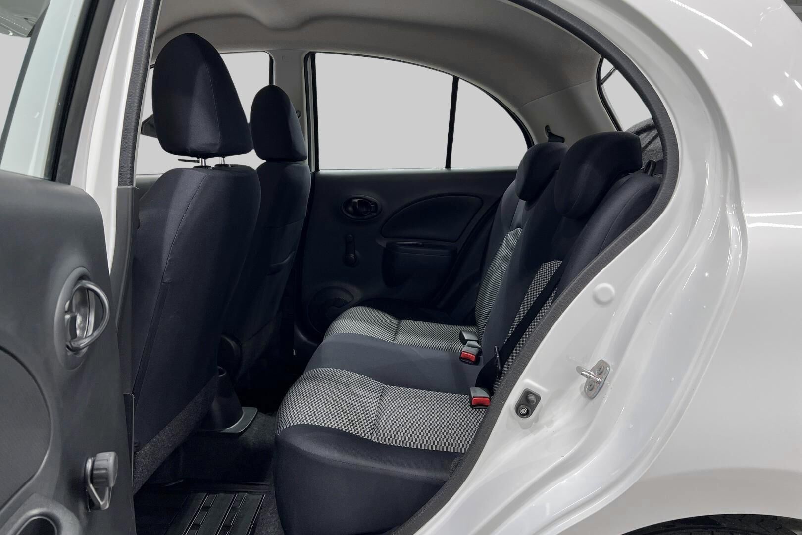 Nissan Micra iso kuva 10