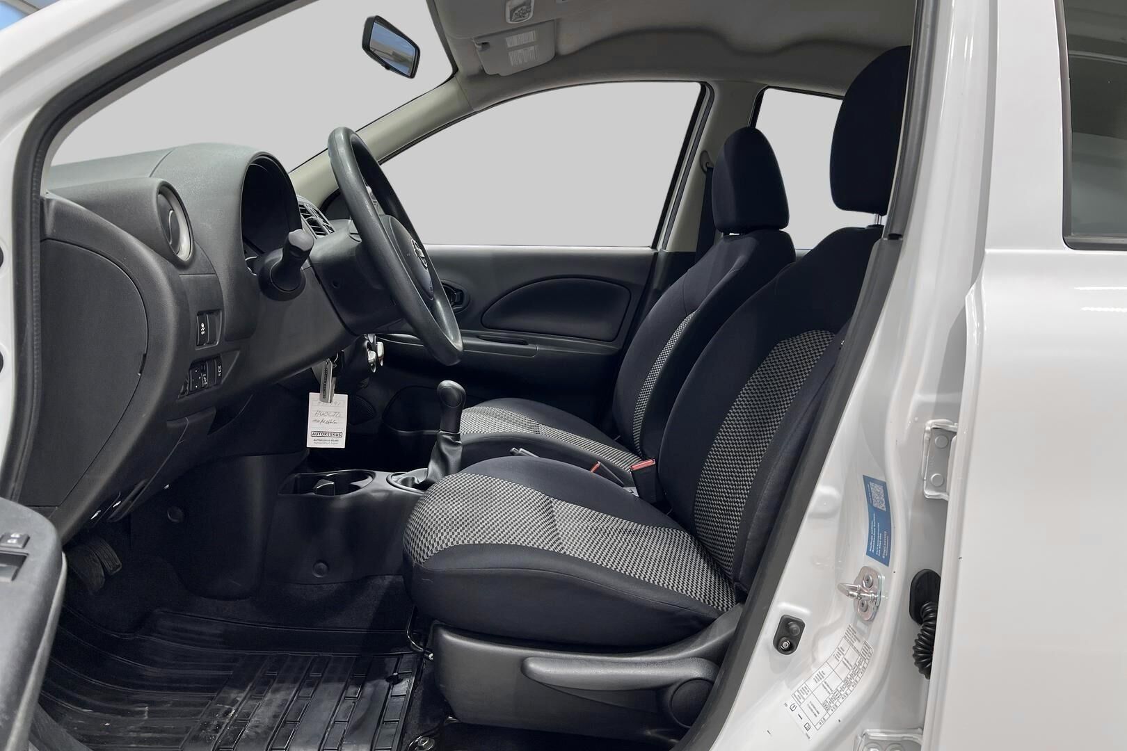 Nissan Micra iso kuva 9