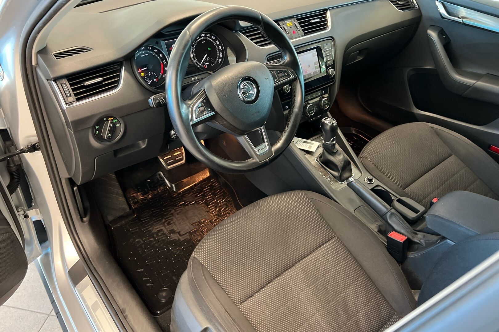 Skoda Octavia iso kuva 6