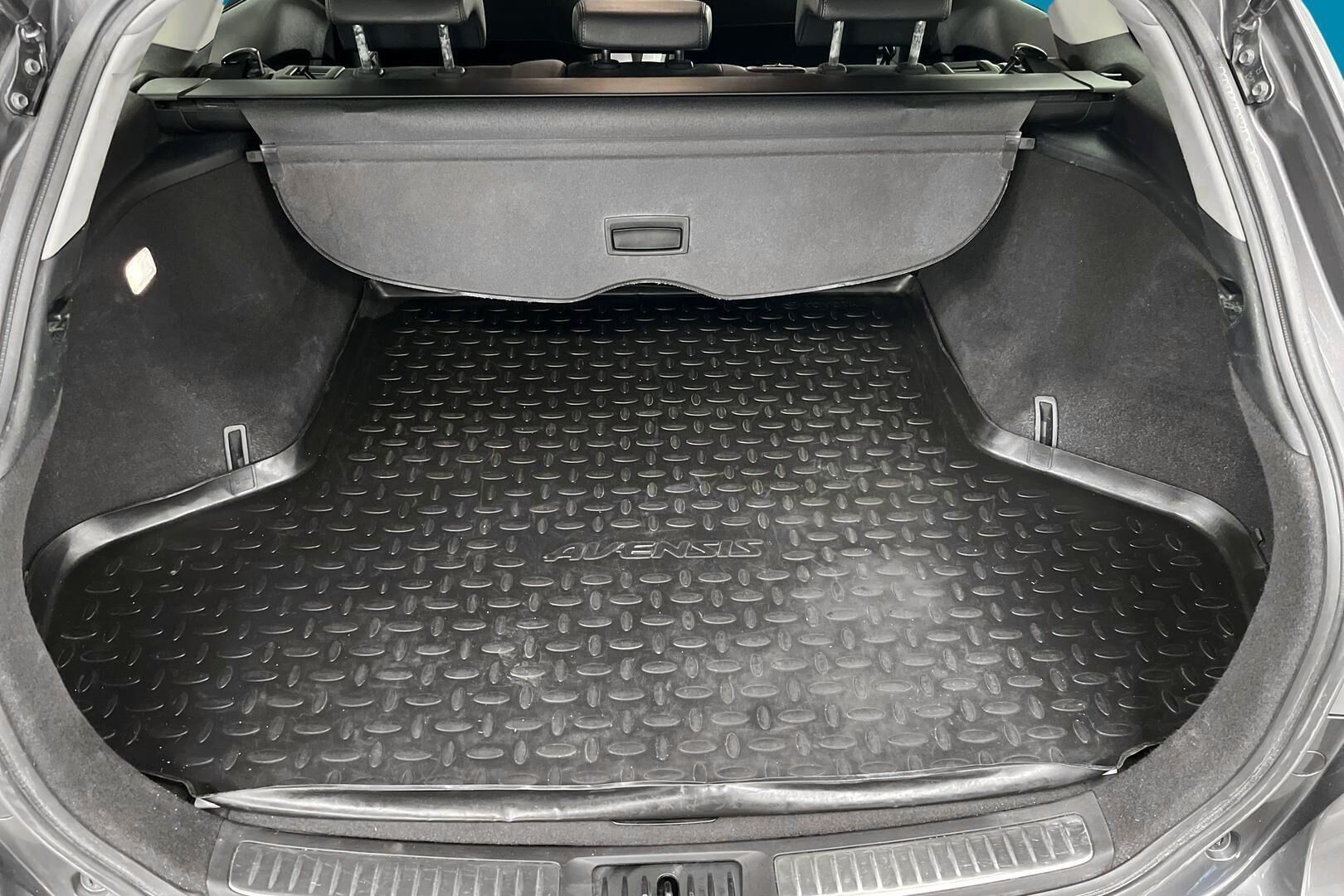 Toyota Avensis iso kuva 9