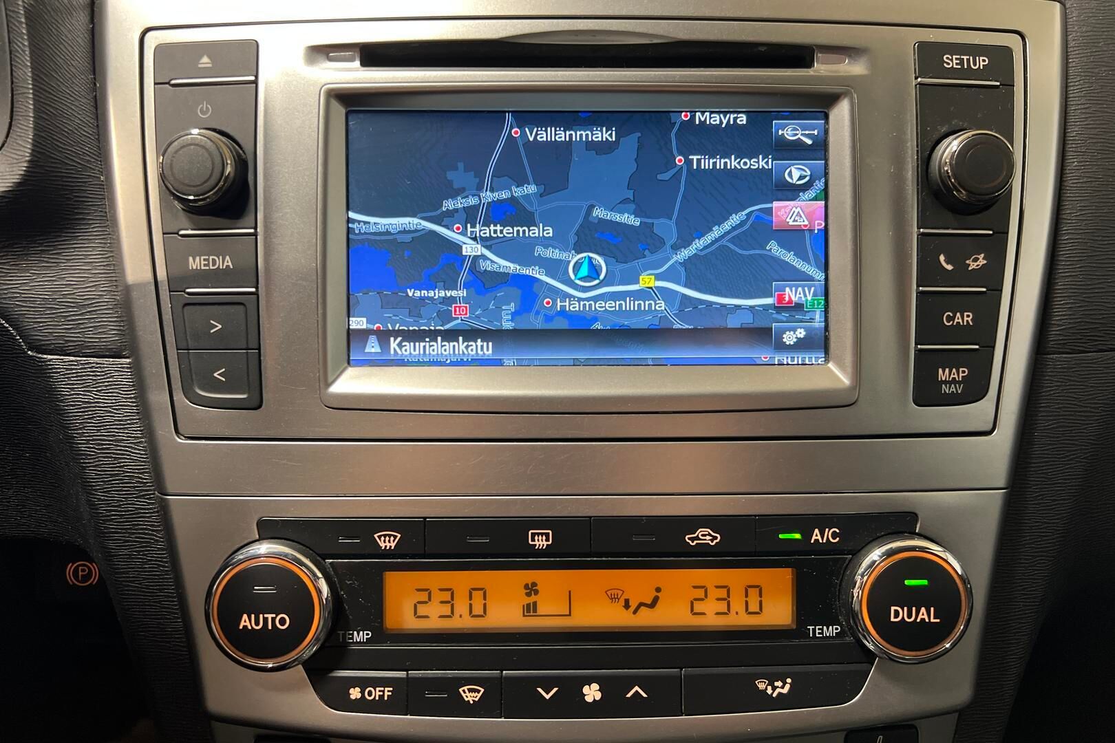 Toyota Avensis iso kuva 12