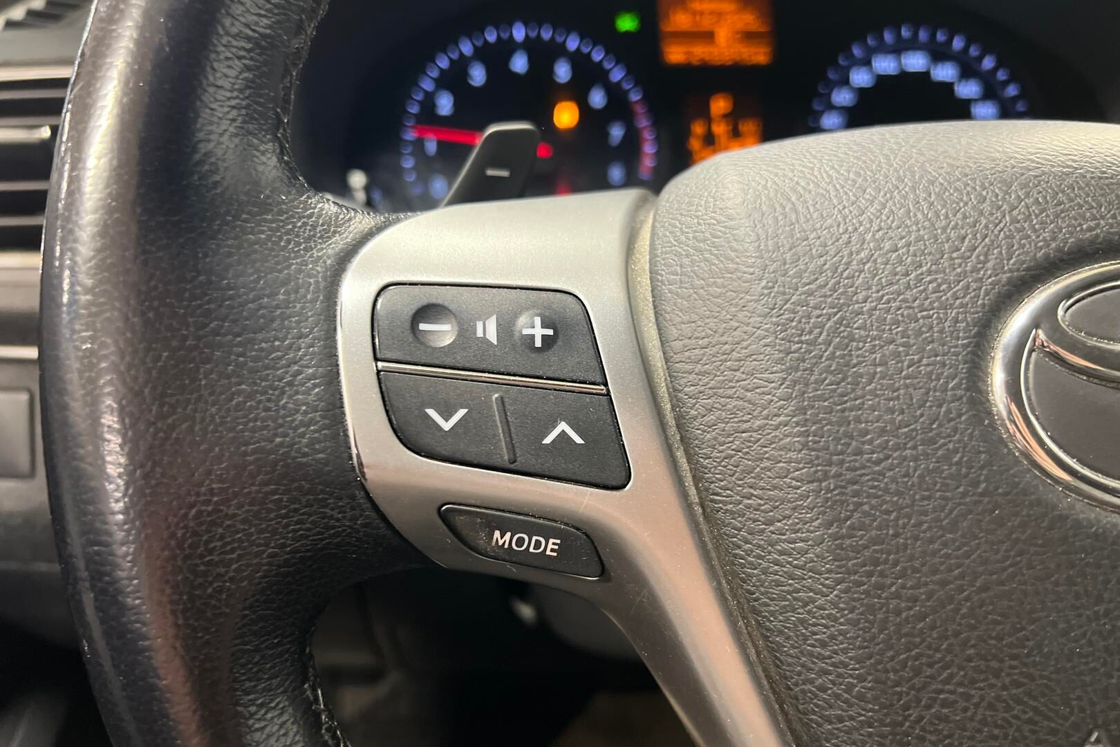 Toyota Avensis iso kuva 13