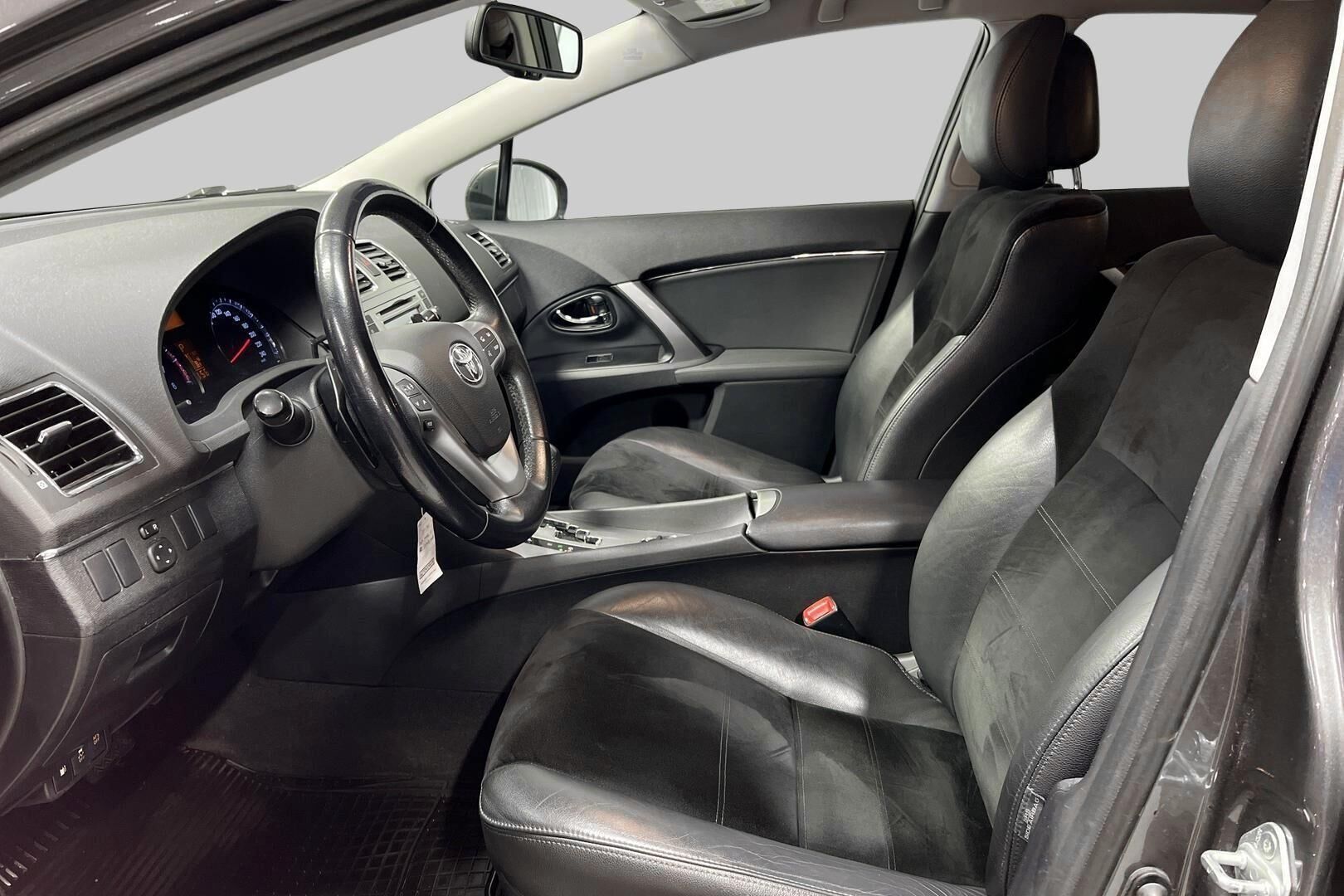 Toyota Avensis iso kuva 6