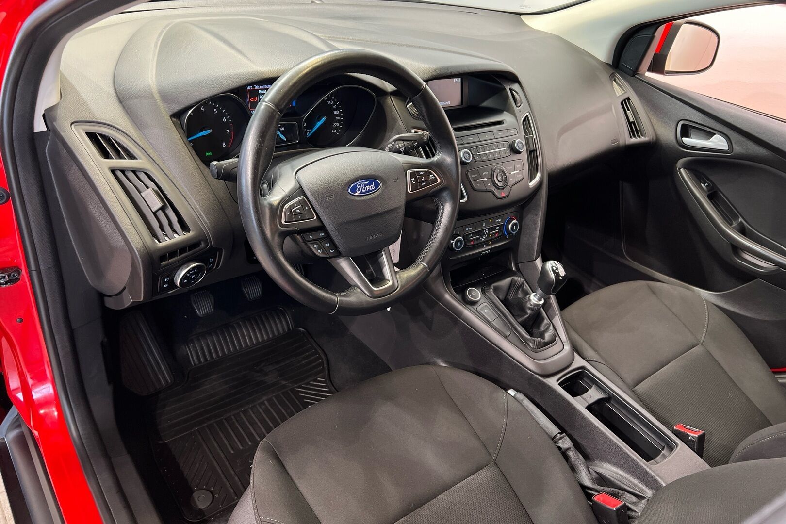 Ford Focus iso kuva 5