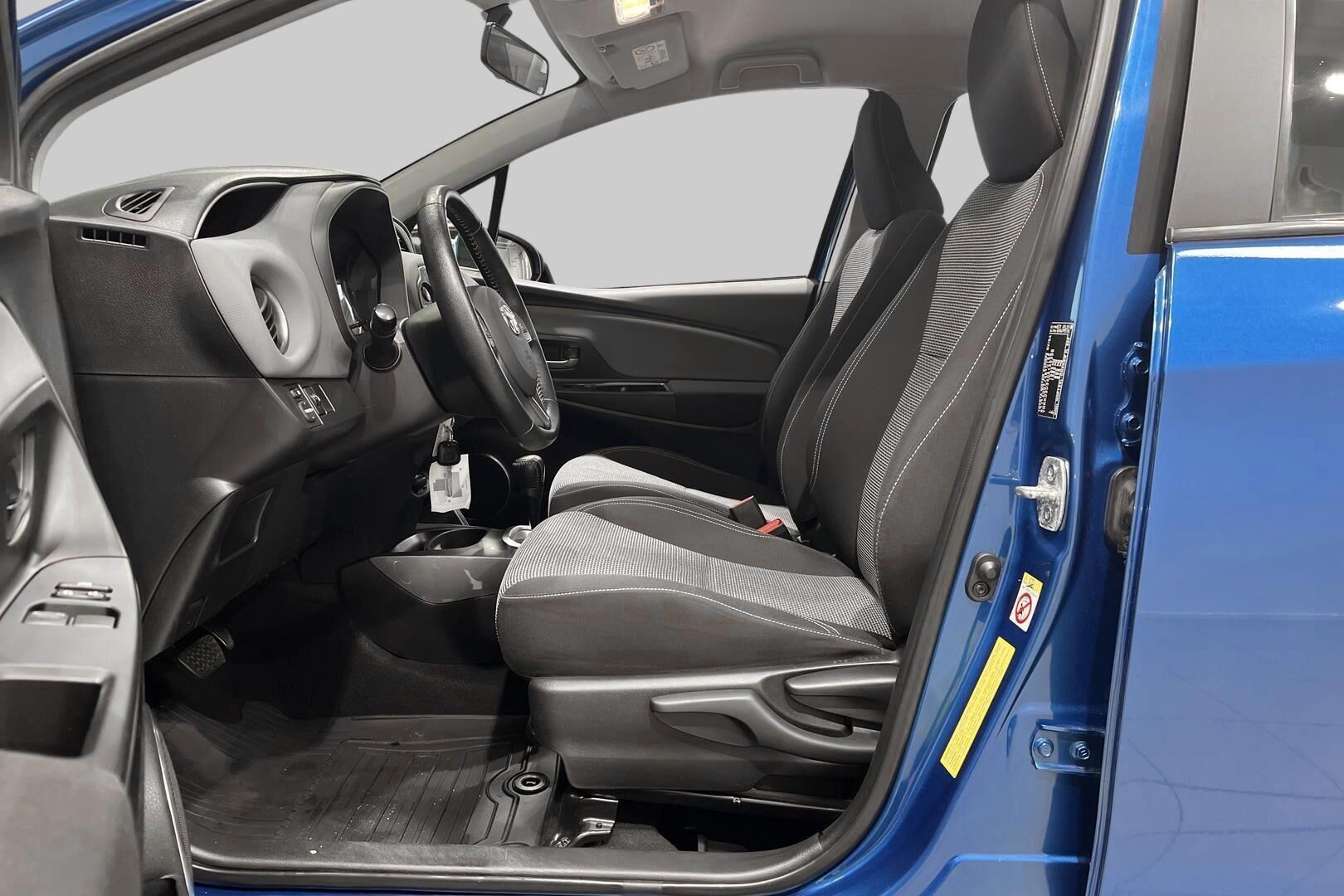 Toyota Yaris iso kuva 9