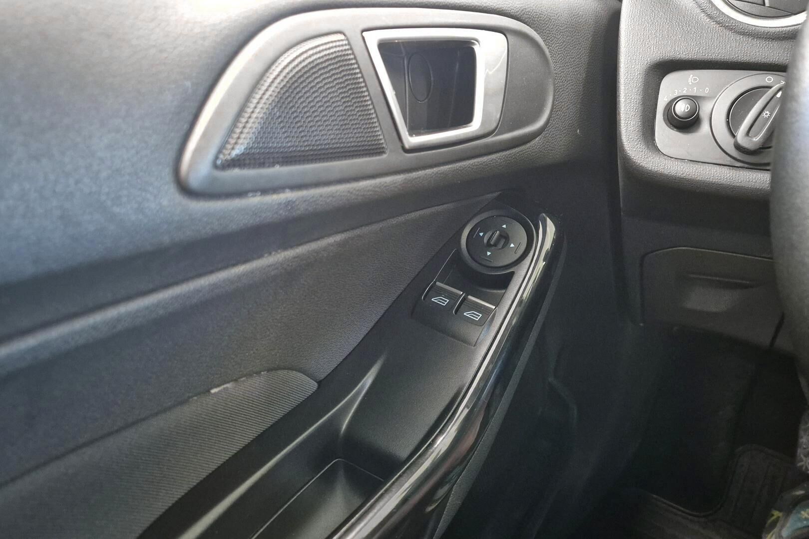 Ford Fiesta iso kuva 25