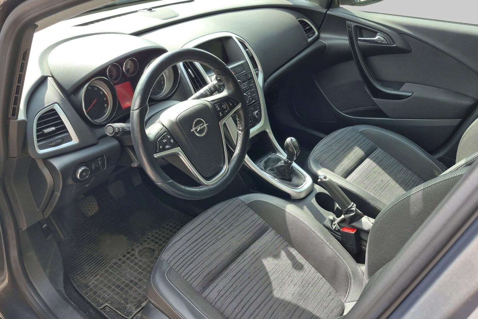 Opel Astra iso kuva 1