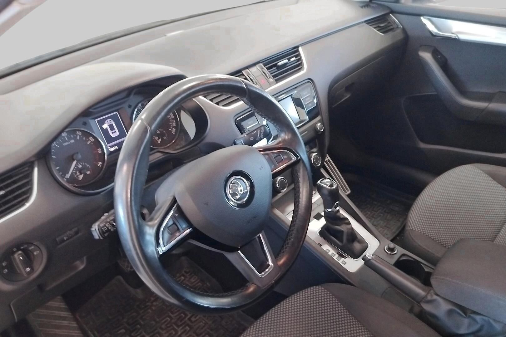Skoda Octavia iso kuva 2