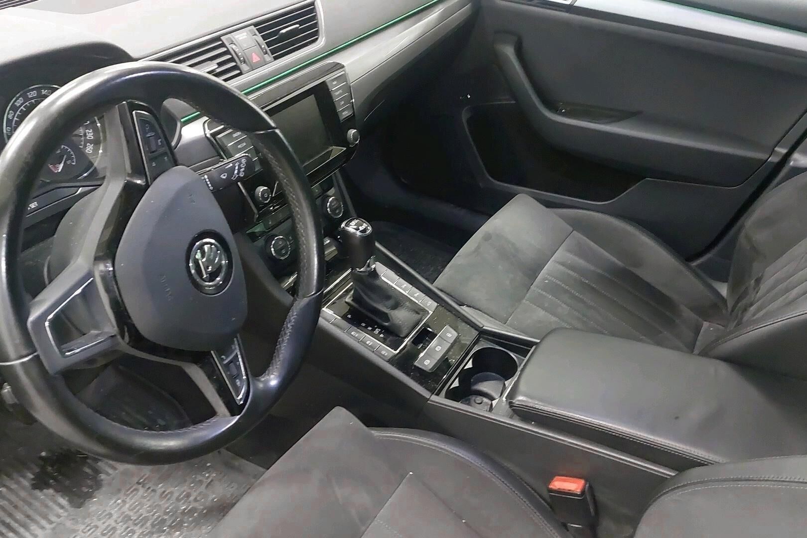 Skoda Superb iso kuva 1