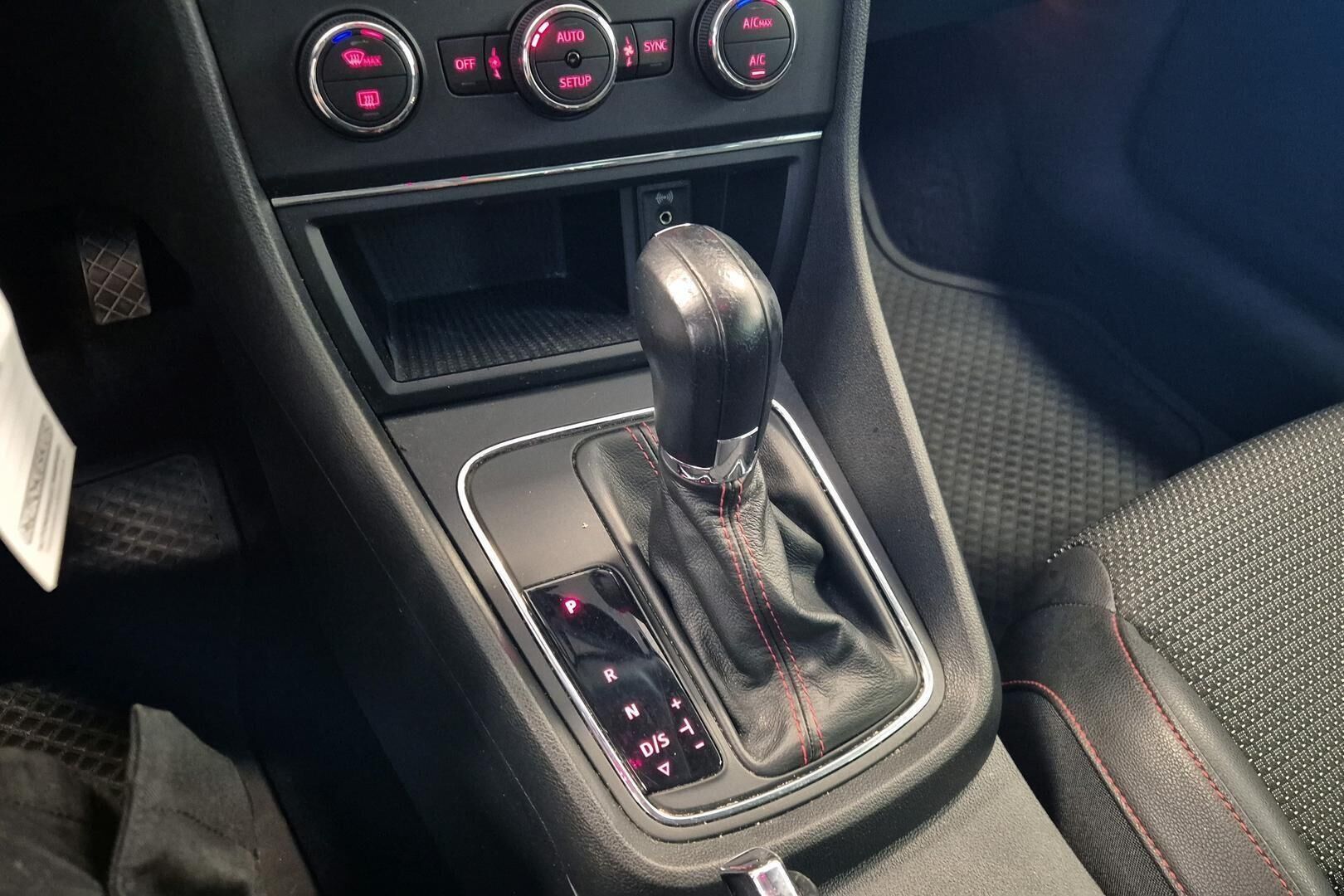 Seat Leon iso kuva 9