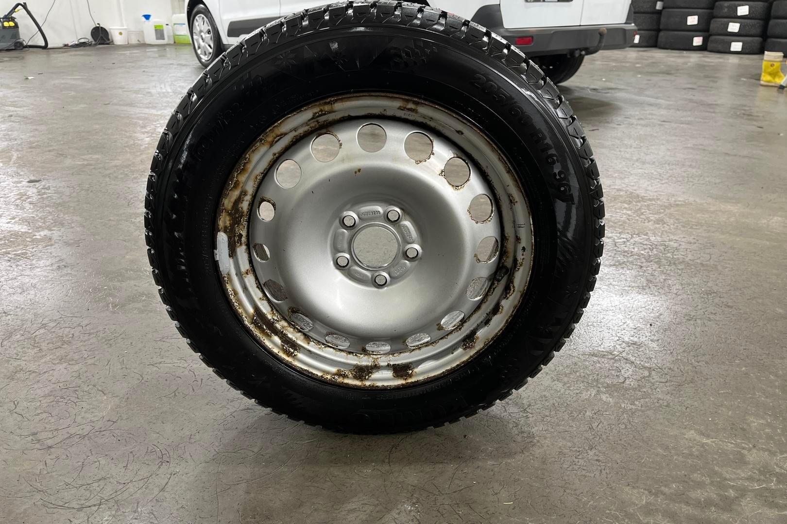 Ford Transit Connect iso kuva 16