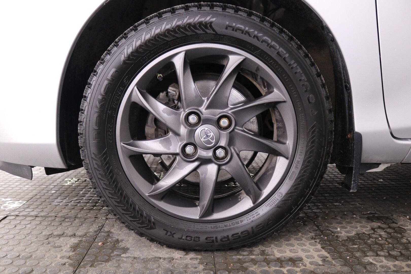 Toyota Yaris iso kuva 9